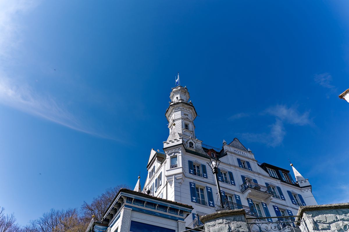 Costruito a fine '800, questo castello bianchissimo è oggi l'hotel della città in cui tutti vogliono soggiornare