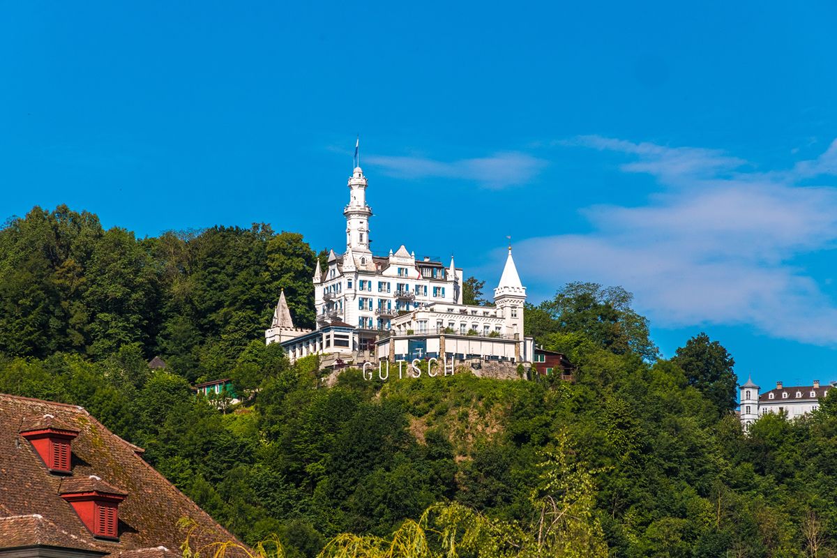 Costruito a fine '800, questo castello bianchissimo è oggi l'hotel della città in cui tutti vogliono soggiornare