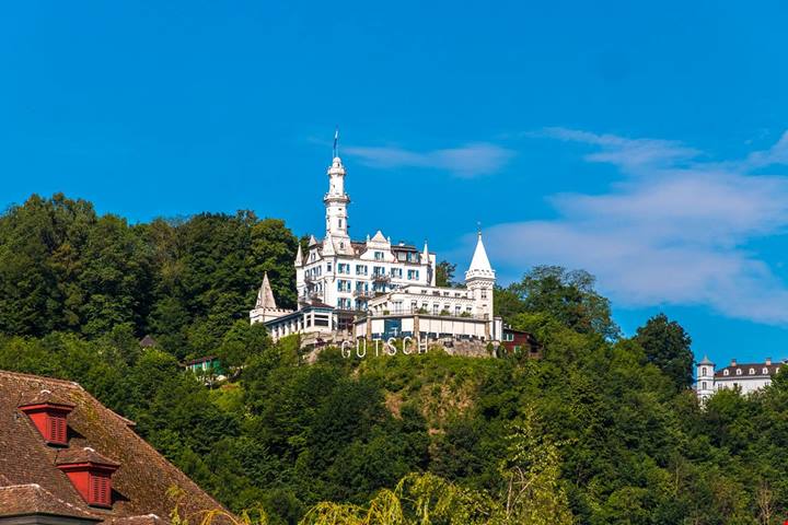 Costruito a fine '800, questo castello bianchissimo è oggi l'hotel della città in cui tutti vogliono soggiornare