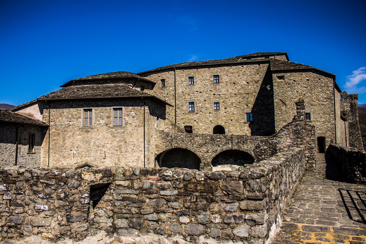 La porta dell'Appennino è l'antico castello della città che oggi ospita statue misteriose (ed eleganti matrimoni)