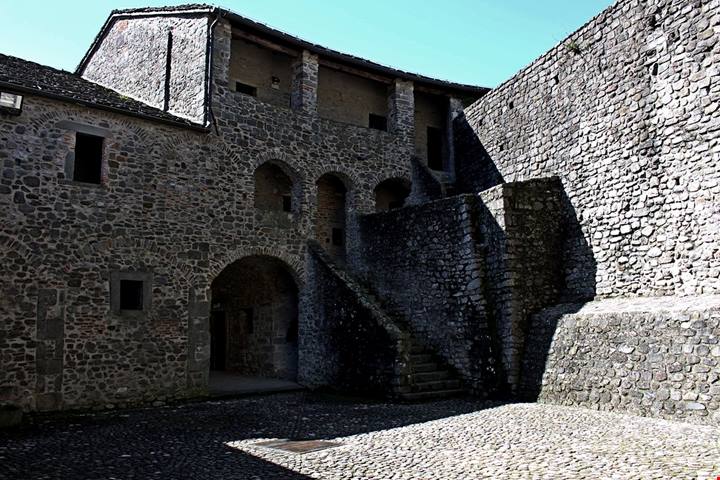 La porta dell'Appennino è l'antico castello della città che oggi ospita statue misteriose (ed eleganti matrimoni)