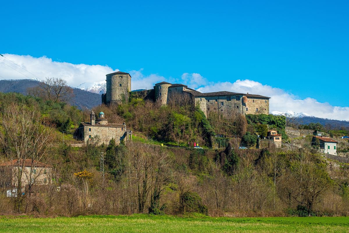 La porta dell'Appennino è l'antico castello della città che oggi ospita statue misteriose (ed eleganti matrimoni)