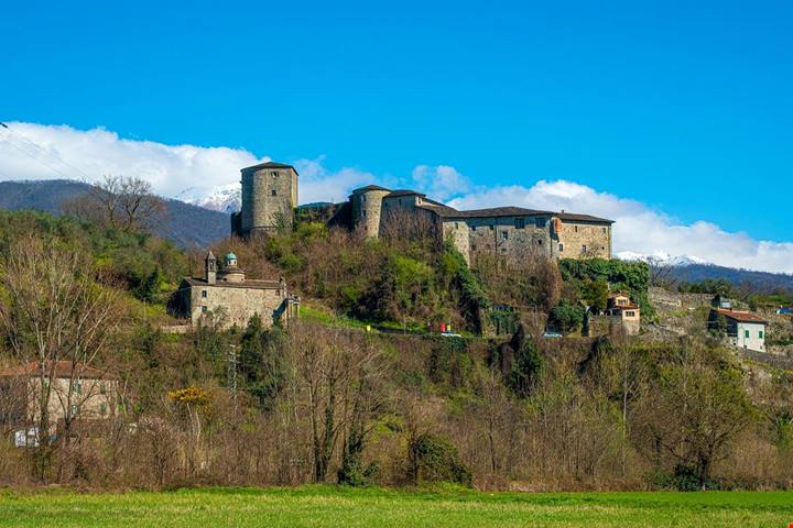 La porta dell'Appennino è l'antico castello della città che oggi ospita statue misteriose (ed eleganti matrimoni)