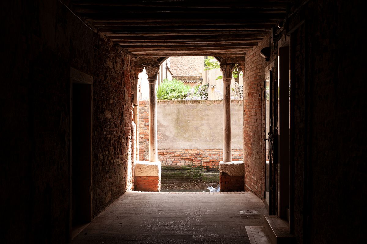 Una pietra rossa e la peste del 1630: perché ancora oggi a Venezia calpestare questo luogo porta sfortuna