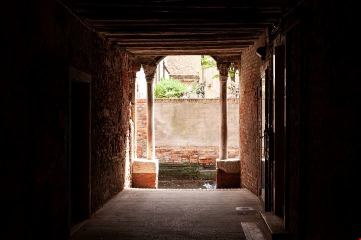 Una pietra rossa e la peste del 1630: perché ancora oggi a Venezia calpestare questo luogo porta sfortuna