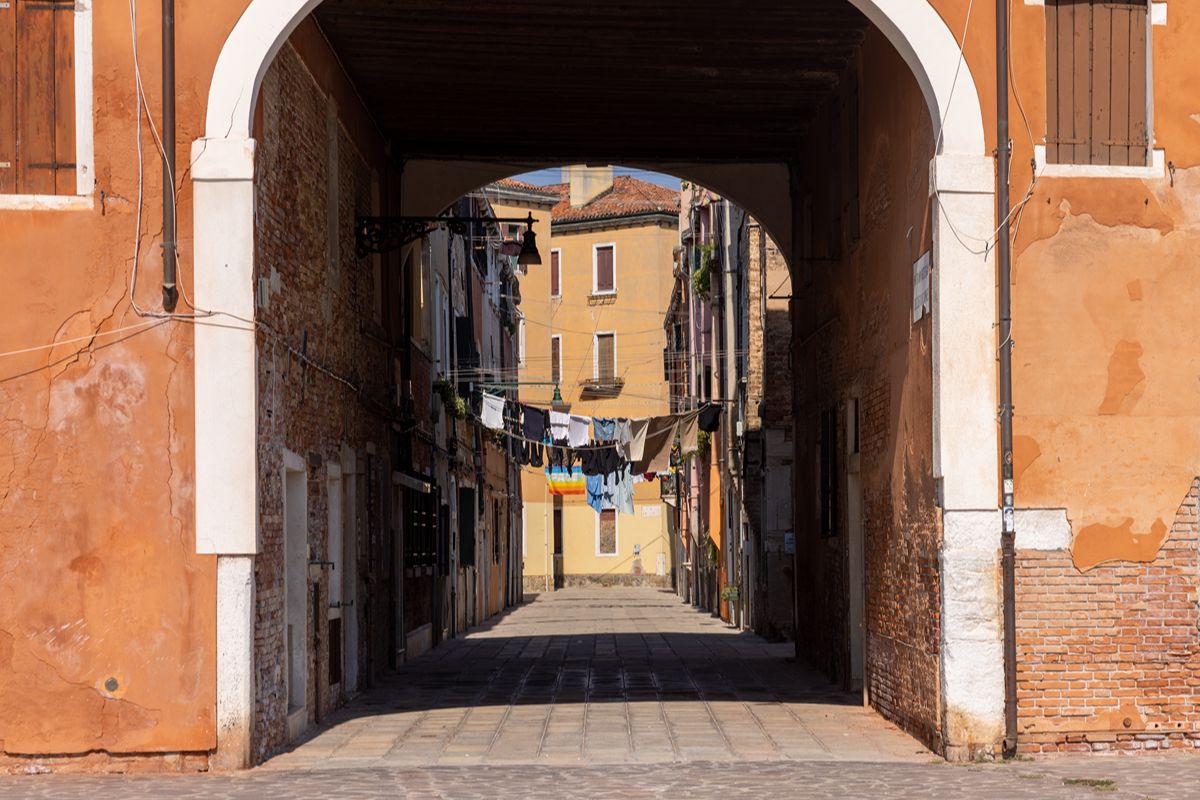 Una pietra rossa e la peste del 1630: perché ancora oggi a Venezia calpestare questo luogo porta sfortuna