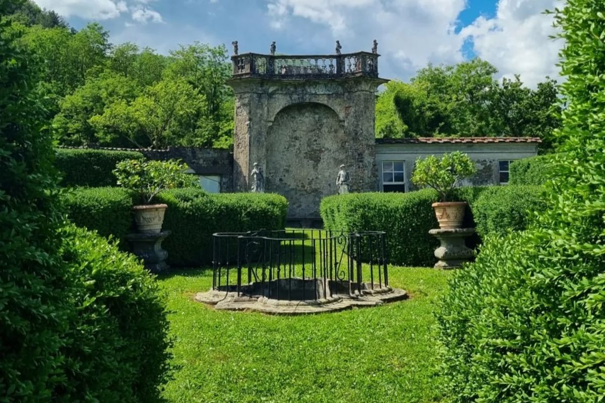 Lunigiana, la villa simbolo del barocco che ospita l'unico Giardino dei Riccioli in Italia