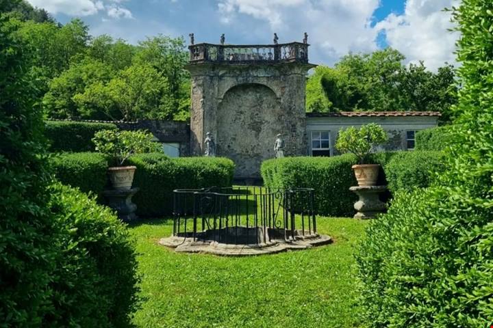 Lunigiana, la villa simbolo del barocco che ospita l'unico Giardino dei Riccioli in Italia