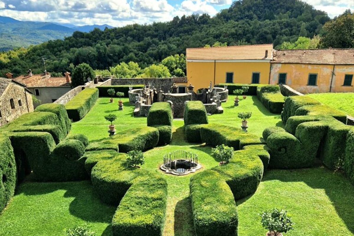Lunigiana, la villa simbolo del barocco che ospita l'unico Giardino dei Riccioli in Italia