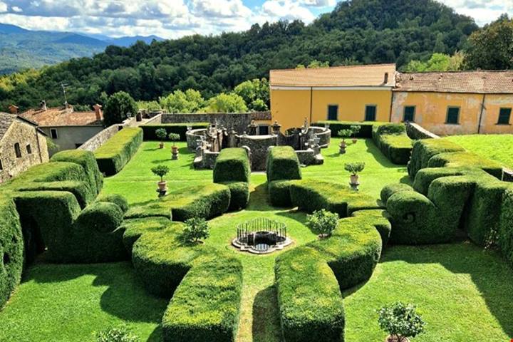 Lunigiana, la villa simbolo del barocco che ospita l'unico Giardino dei Riccioli in Italia