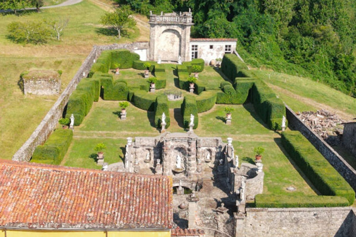 Lunigiana, la villa simbolo del barocco che ospita l'unico Giardino dei Riccioli in Italia