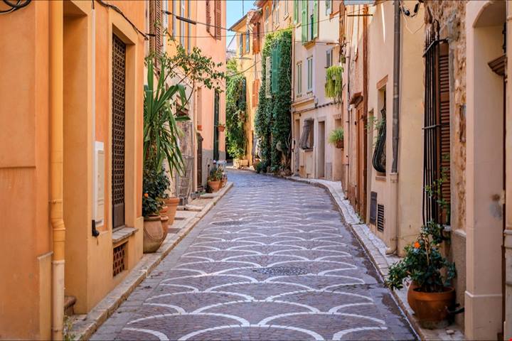 La fortezza a forma di stella e il museo di Picasso: in Francia c'è la meta di lusso che tutti vogliono visitare almeno una volta