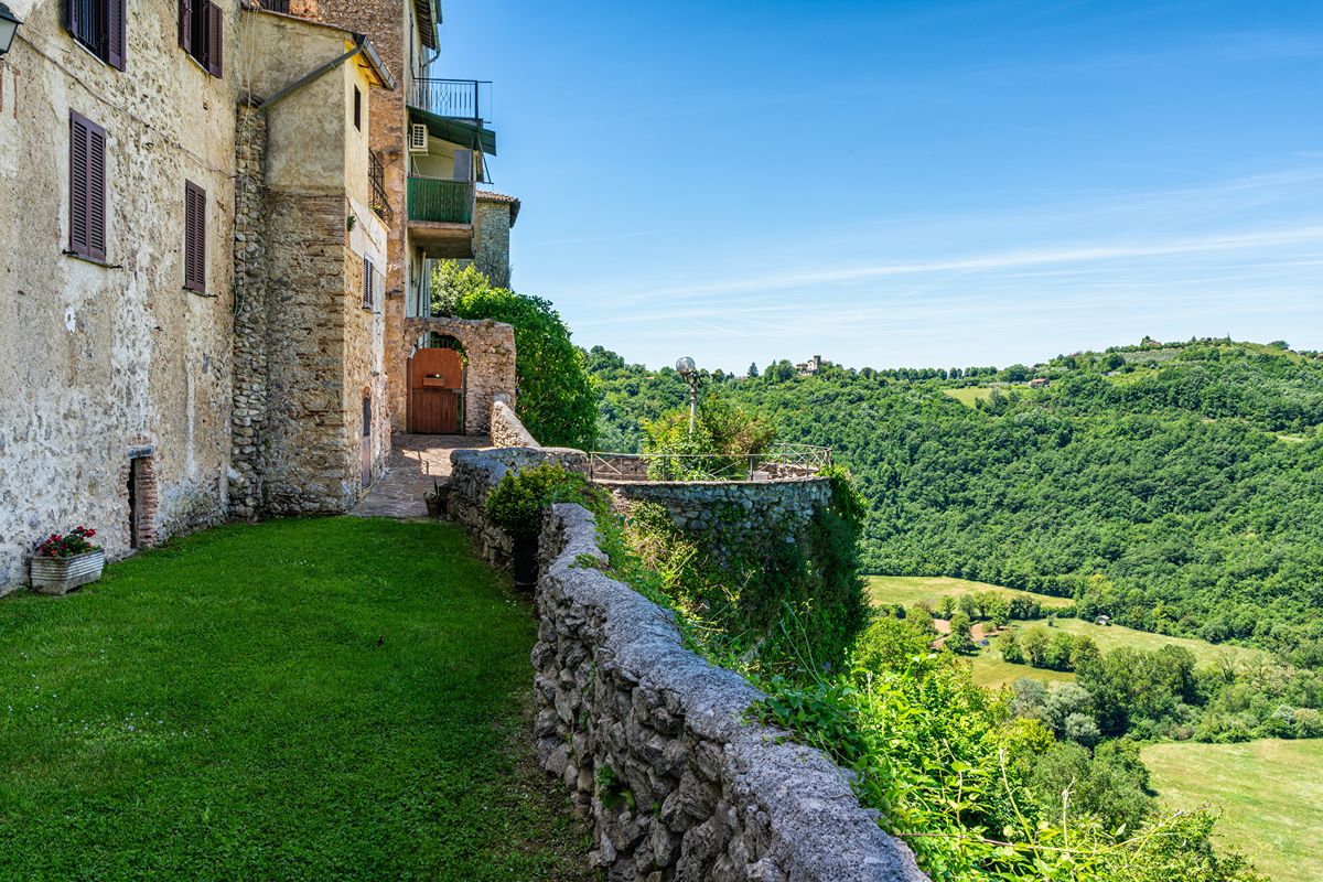 Lazio, il nido dell'aquila è il borgo che sfida la gravità (e ospita un castello dai 1000 affreschi)