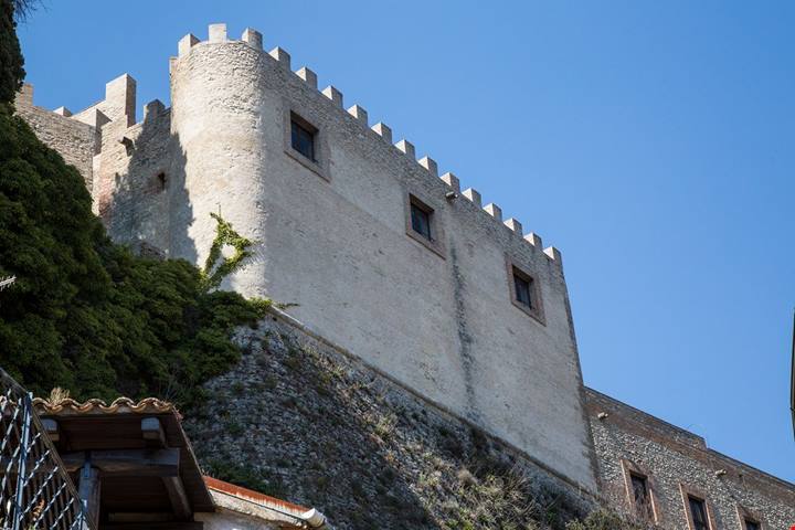 Lazio, il nido dell'aquila è il borgo che sfida la gravità (e ospita un castello dai 1000 affreschi)