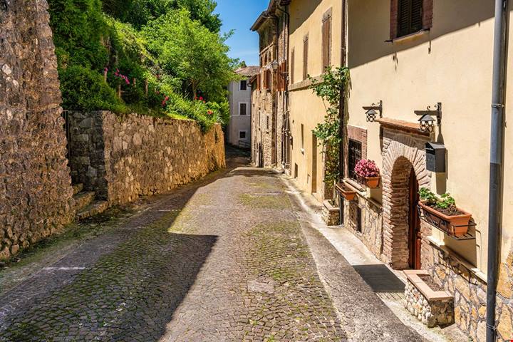 Lazio, il nido dell'aquila è il borgo che sfida la gravità (e ospita un castello dai 1000 affreschi)