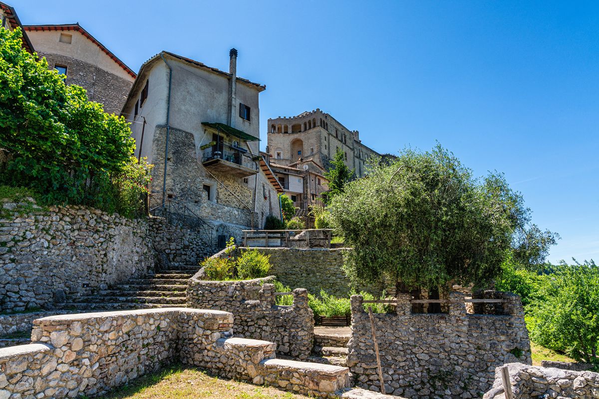 Lazio, il nido dell'aquila è il borgo che sfida la gravità (e ospita un castello dai 1000 affreschi)