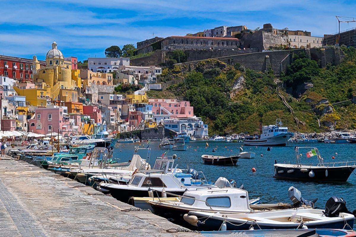 Corricella, il borgo-arcobaleno che riempie gli occhi (e il Tirreno) di meraviglia