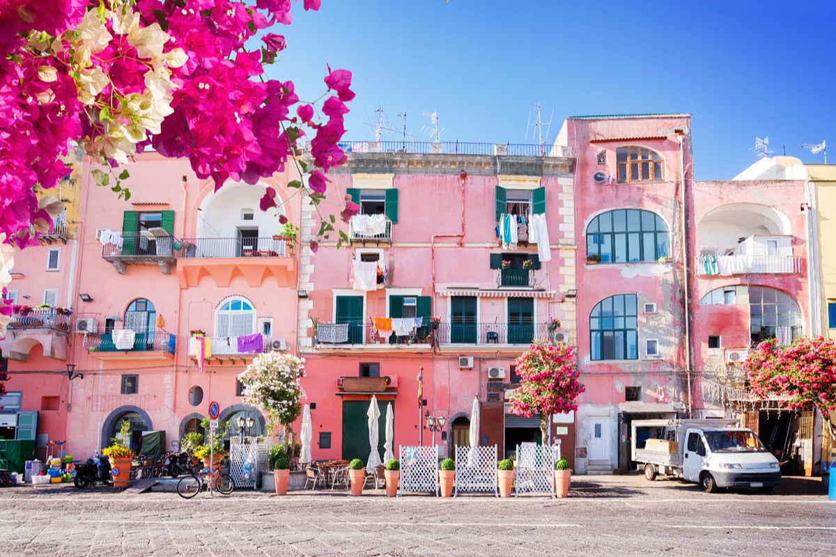 Corricella, il borgo-arcobaleno che riempie gli occhi (e il Tirreno) di meraviglia