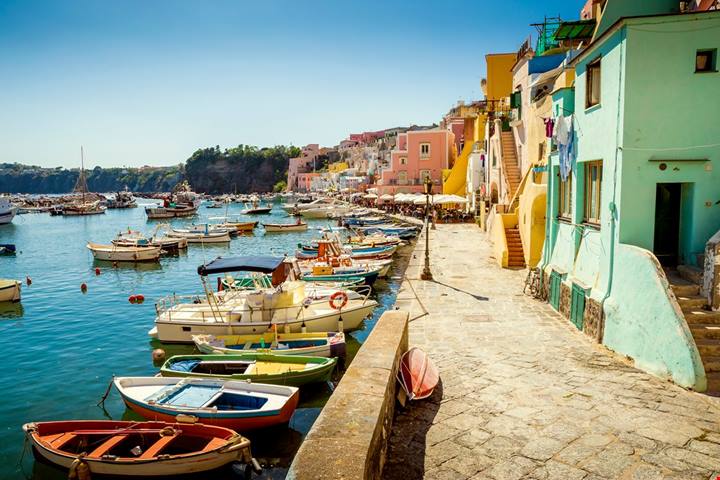 Corricella, il borgo-arcobaleno che riempie gli occhi (e il Tirreno) di meraviglia