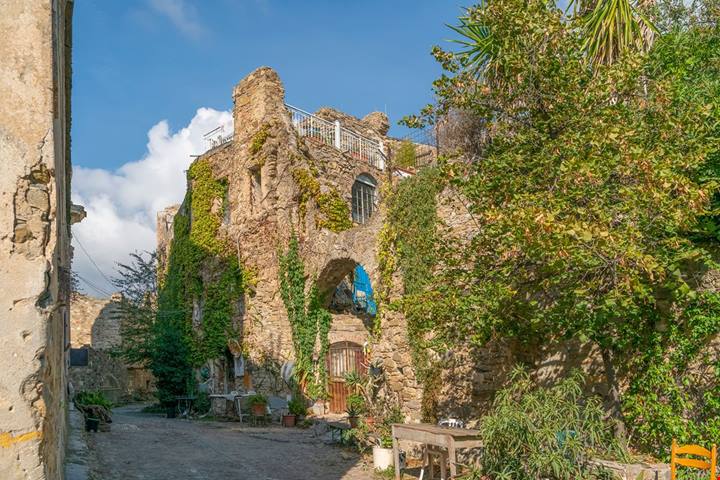 L'abbandono e la rinascita: la storia di Bussana Vecchia, rinata dalle ceneri grazie agli artisti