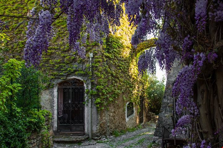 L'abbandono e la rinascita: la storia di Bussana Vecchia, rinata dalle ceneri grazie agli artisti