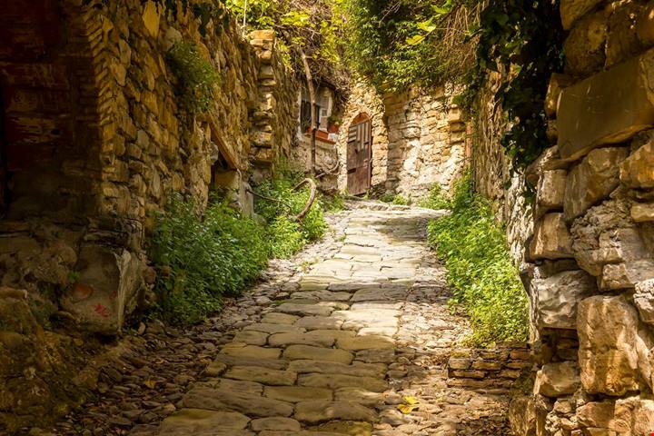 L'abbandono e la rinascita: la storia di Bussana Vecchia, rinata dalle ceneri grazie agli artisti