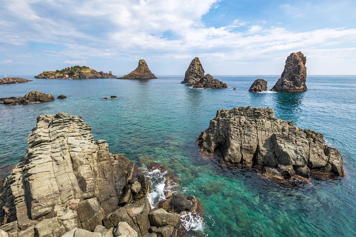 Qui l'alba è uno spettacolo... gigante: vicino Catania c'è la Riviera che incanta con i suoi faraglioni sospesi in acqua