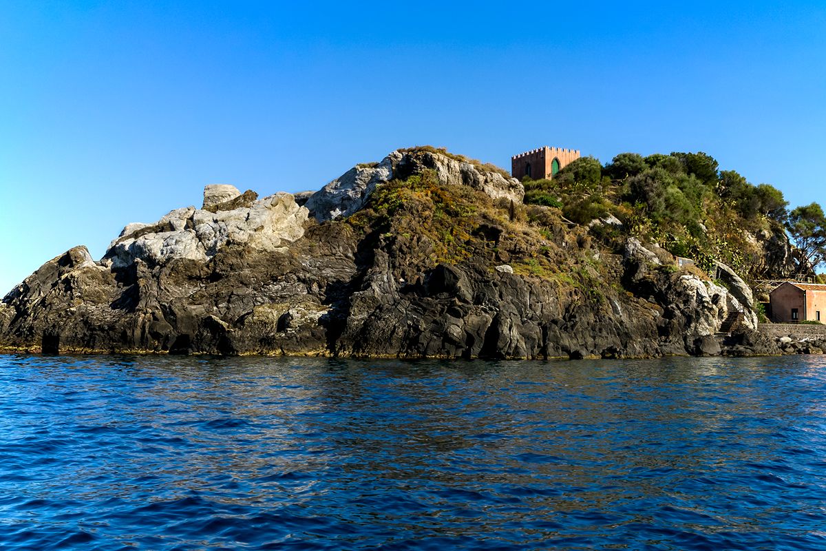 Qui l'alba è uno spettacolo... gigante: vicino Catania c'è la Riviera che incanta con i suoi faraglioni sospesi in acqua