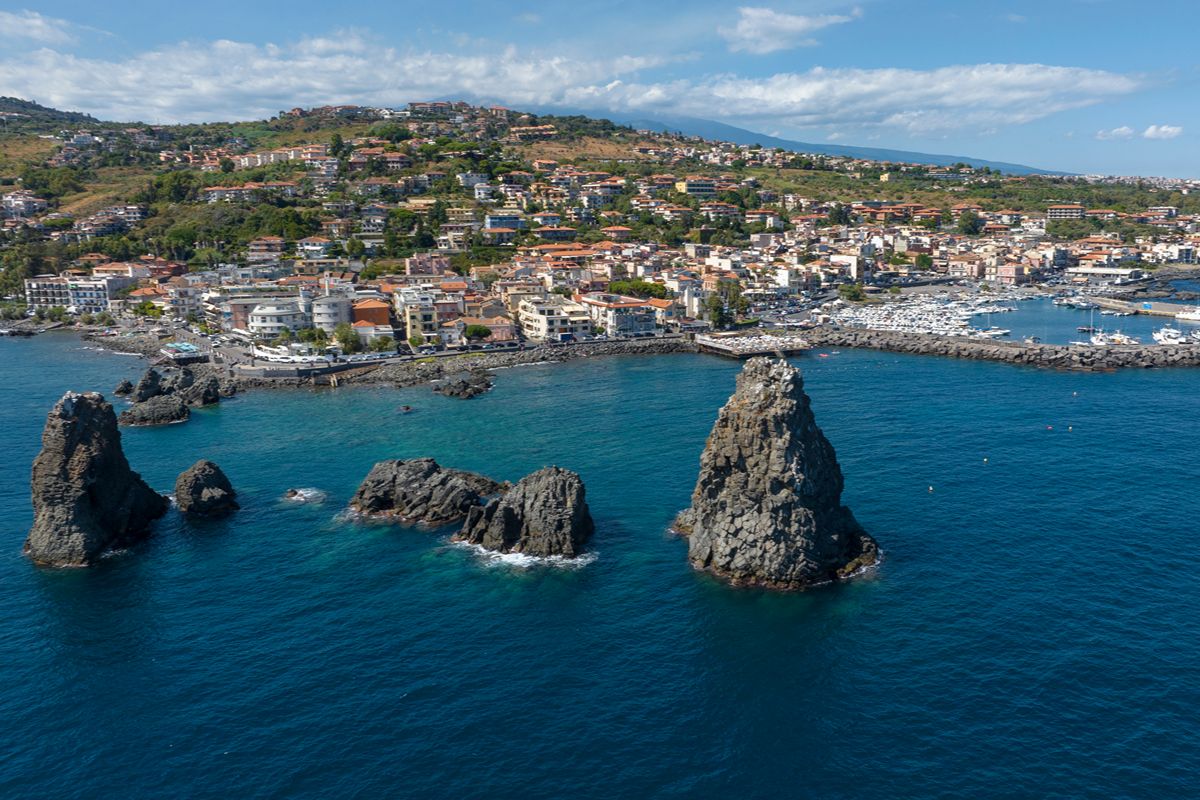 Qui l'alba è uno spettacolo... gigante: vicino Catania c'è la Riviera che incanta con i suoi faraglioni sospesi in acqua