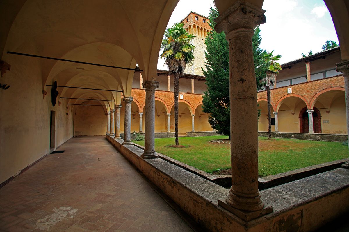 Toscana, lo straordinario eremo in pietra che spunta tra i boschi di lecci custodisce una storia lunga 800 anni