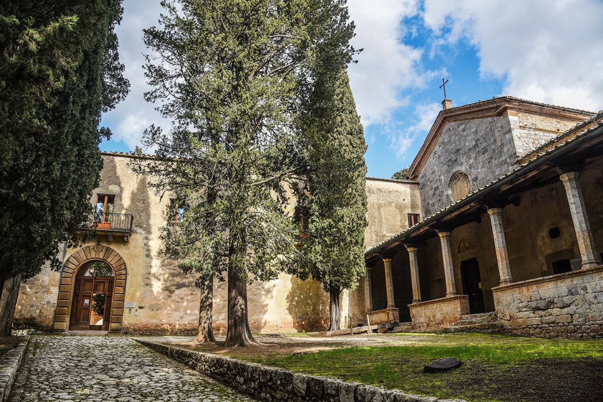 Toscana, lo straordinario eremo in pietra che spunta tra i boschi di lecci custodisce una storia lunga 800 anni