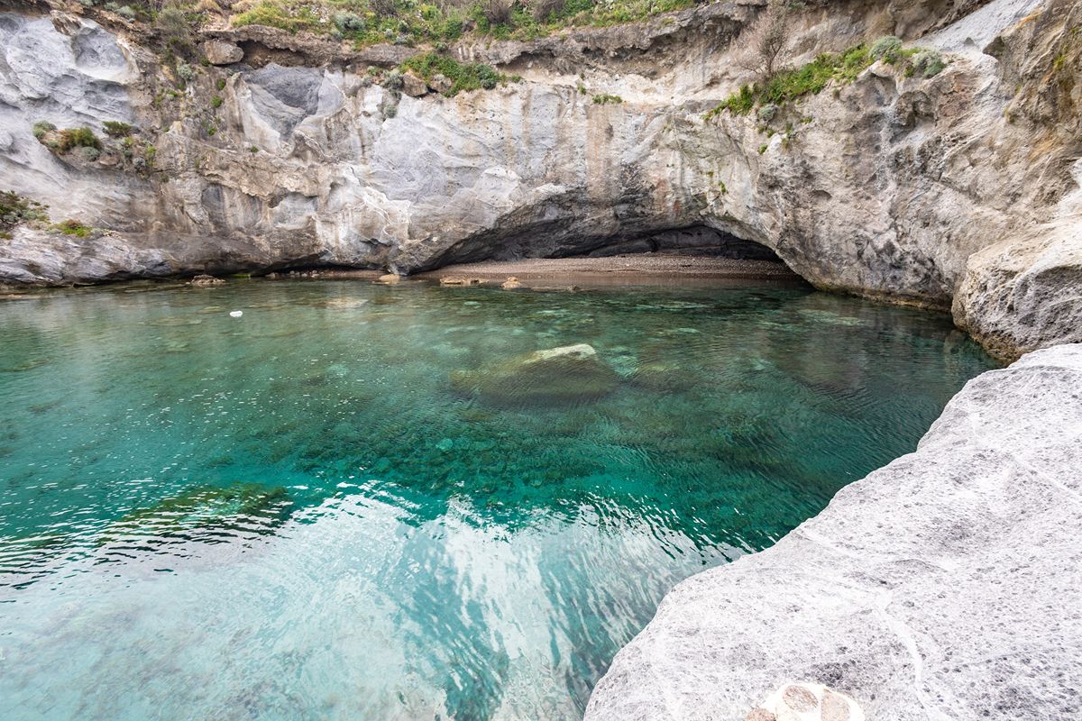 Scavate nella roccia ma senza l'opera dell'uomo: nel Lazio ci sono le piscine naturali più belle di tutto il Tirreno