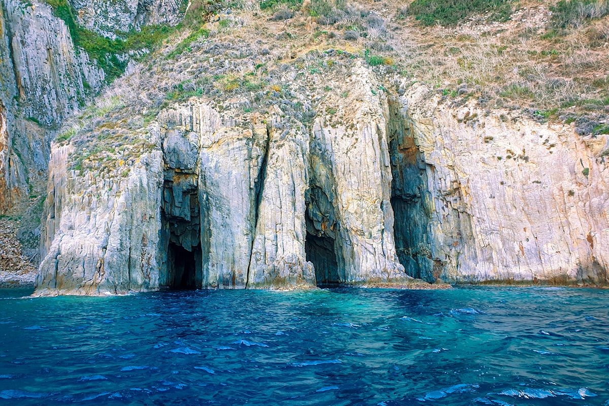 Scavate nella roccia ma senza l'opera dell'uomo: nel Lazio ci sono le piscine naturali più belle di tutto il Tirreno