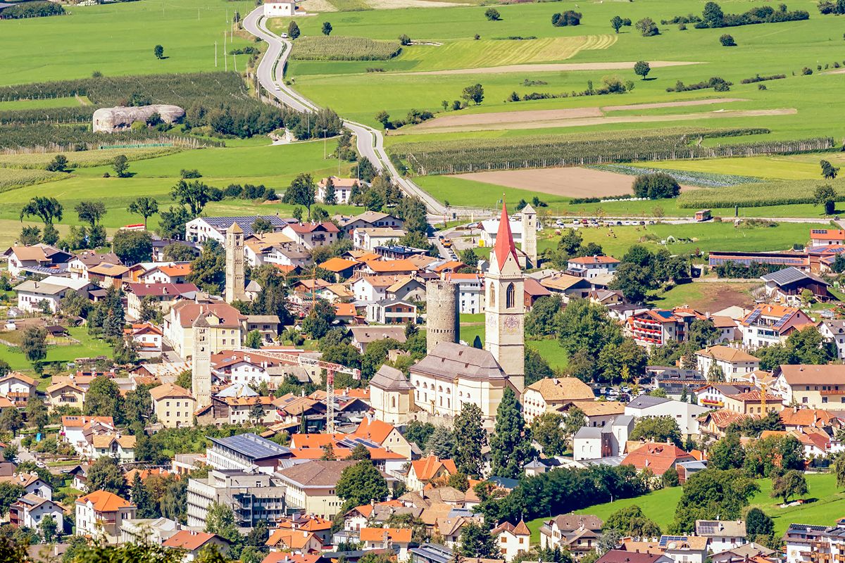 Trentino, qui c'è l'abbazia benedettina più alta d'Europa dove scoprire affreschi millenari e mangiare l'Ur-Paarl