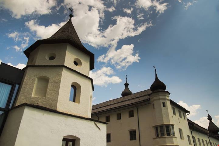 Trentino, qui c'è l'abbazia benedettina più alta d'Europa dove scoprire affreschi millenari e mangiare l'Ur-Paarl