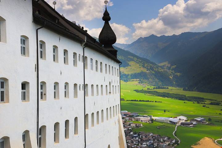 Trentino, qui c'è l'abbazia benedettina più alta d'Europa dove scoprire affreschi millenari e mangiare l'Ur-Paarl