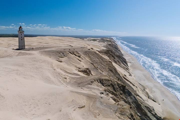 Danimarca, la storia di un faro alto 23 metri che ha viaggiato sulle rotaie per sfuggire all'abbraccio della sabbia