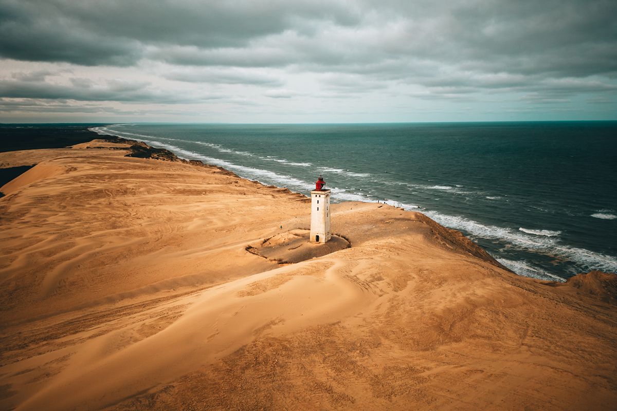 Danimarca, la storia di un faro alto 23 metri che ha viaggiato sulle rotaie per sfuggire all'abbraccio della sabbia