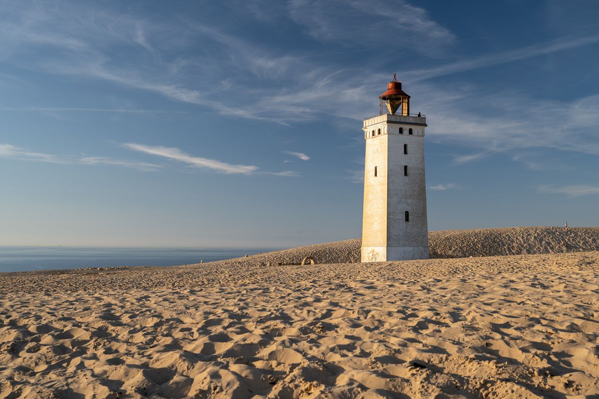 Danimarca, la storia di un faro alto 23 metri che ha viaggiato sulle rotaie per sfuggire all'abbraccio della sabbia