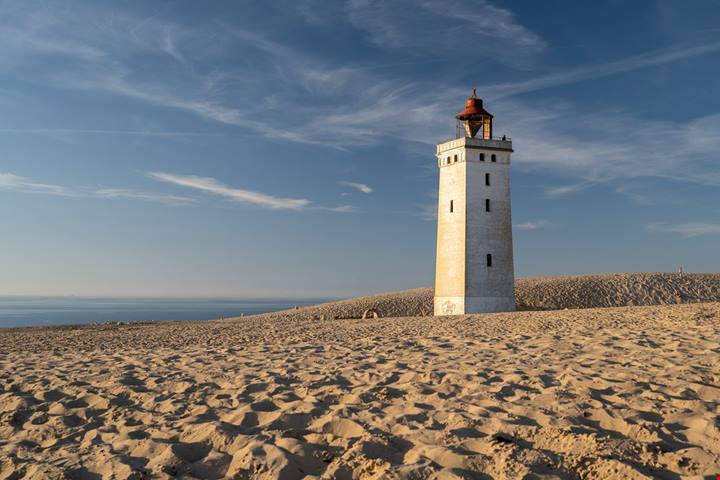 Danimarca, la storia di un faro alto 23 metri che ha viaggiato sulle rotaie per sfuggire all'abbraccio della sabbia