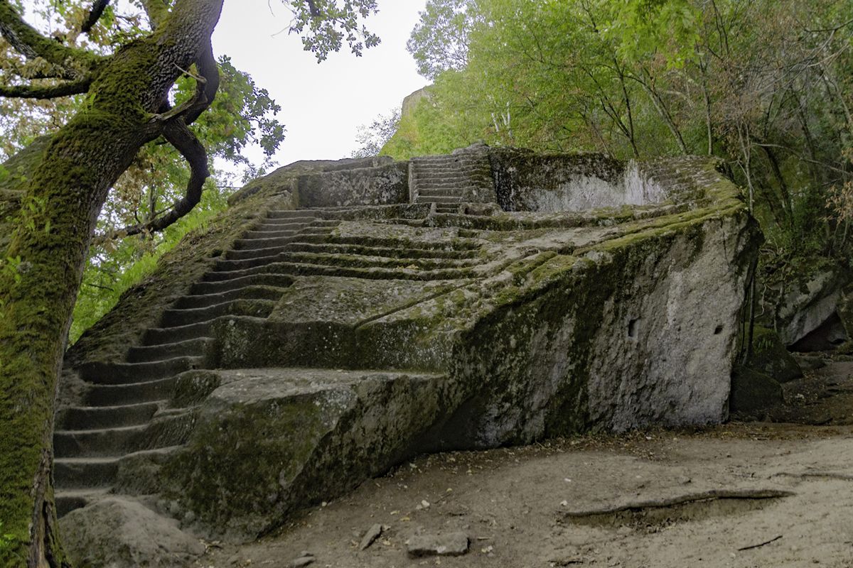 Sembra una roccia, ma nel cuore dell'Italia c'è una piramide antichissima che da sola merita il viaggio