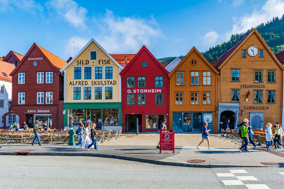 La città europea con le case più colorate del Nord: sembra un arcobaleno affacciato sul porto