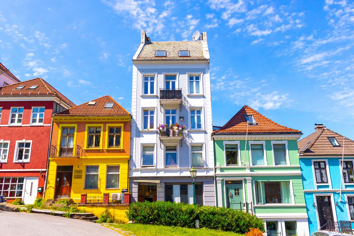 La città europea con le case più colorate del Nord: sembra un arcobaleno affacciato sul porto