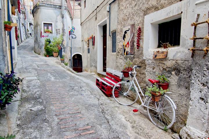 Il paese italiano dove le case sembrano appese alla montagna: qui il panorama arriva fino al mare