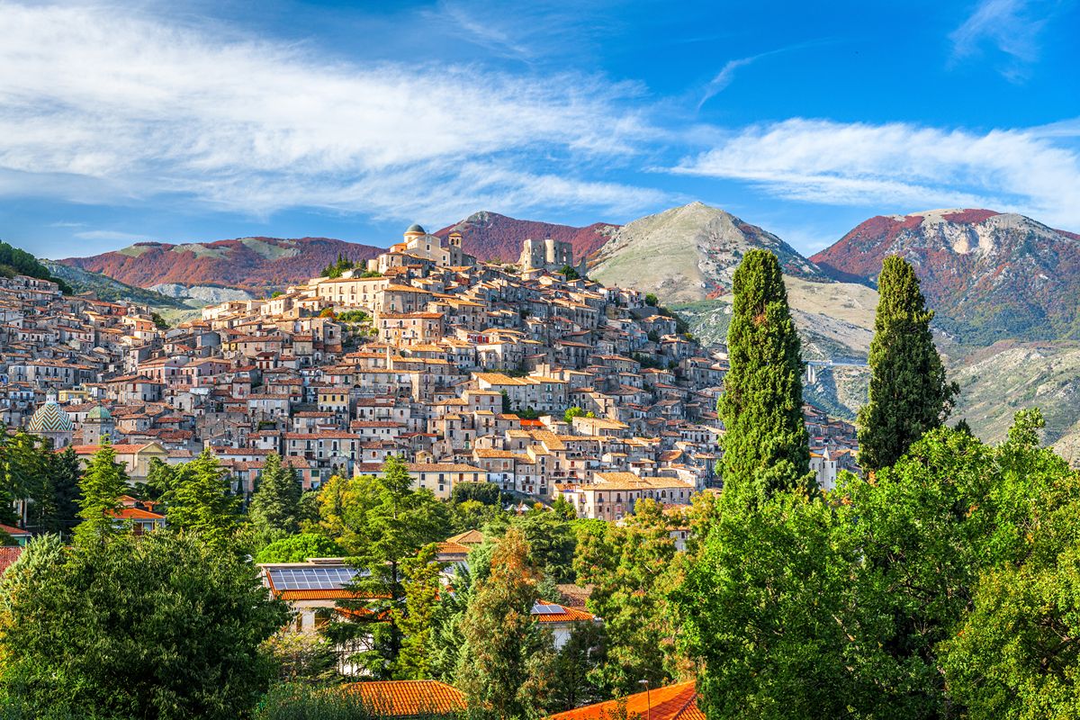 Il paese italiano dove le case sembrano appese alla montagna: qui il panorama arriva fino al mare