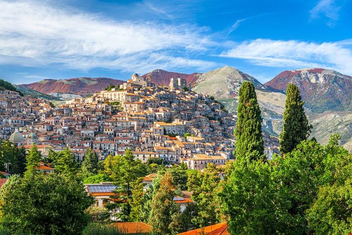 Il paese italiano dove le case sembrano appese alla montagna: qui il panorama arriva fino al mare