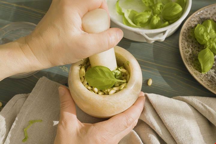 Il vero pesto alla genovese ha bisogno di un ingrediente speciale che nasce solo qui: è un luogo unico (e profumatissimo)