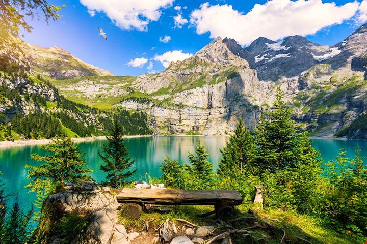 Svizzera, la perla di Kandersteg è il piccolo lago più bello del paese: per arrivarci devi salire fino a 1600 metri sulle Alpi