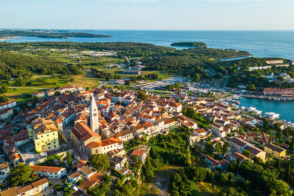 Il borgo delle 100 isole a un'ora da Trieste: una meta di mare dove ancora oggi si parla italiano