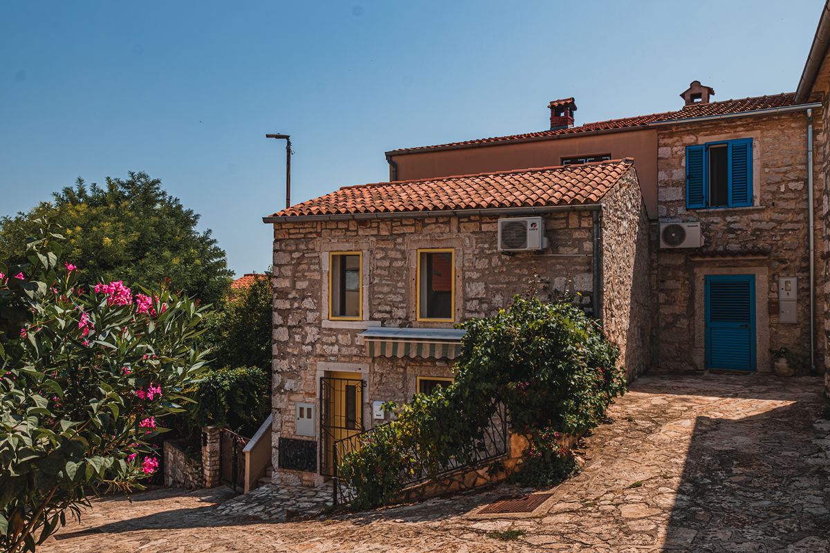 Il borgo delle 100 isole a un'ora da Trieste: una meta di mare dove ancora oggi si parla italiano